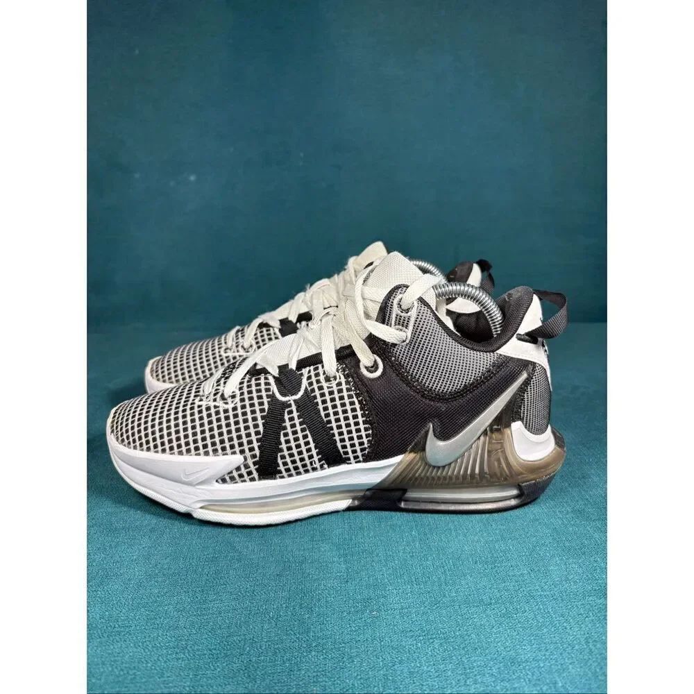 Nike LeBron Witness 7 White Black Metallic Silver Basketball Shoes Men’s Size 8.